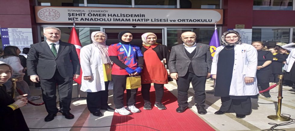 ÇEKMEKÖY ŞEHİT ÖMER HALİSDEMİR KIZ ANADOLU İMAM HATİP LİSESİ ÖĞRENCİSİNDEN BÜYÜK BAŞARI 